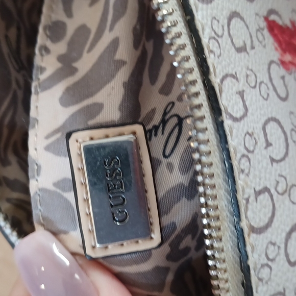 Stunning Guess Signature Floral Hand Bag - Picture 7 of 16